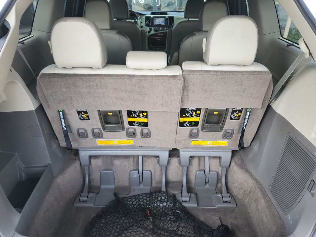 2014 Toyota Sienna - $9,750