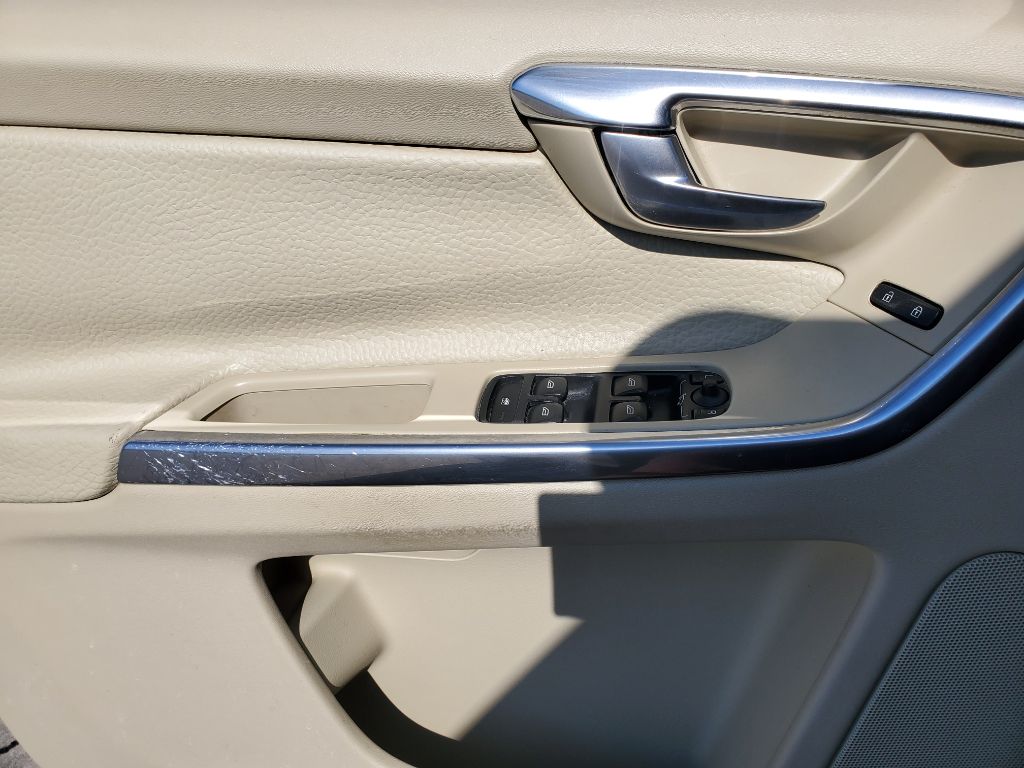 2013 Volvo XC60 - $8,750