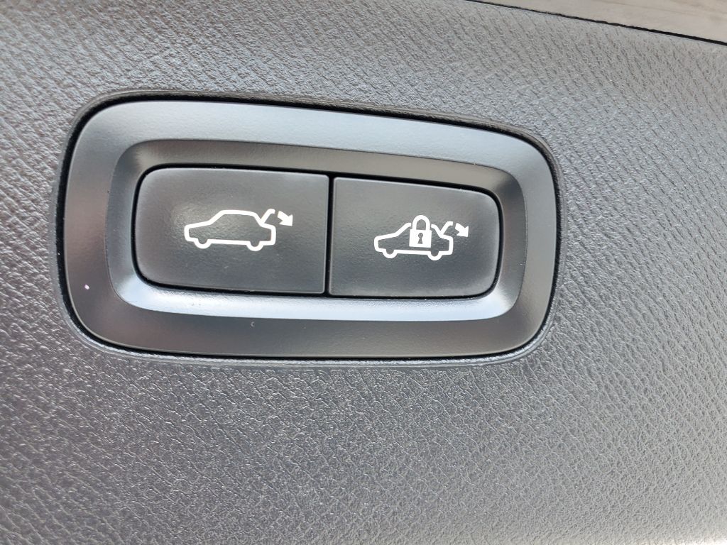 2016 Volvo XC90 - $12,750
