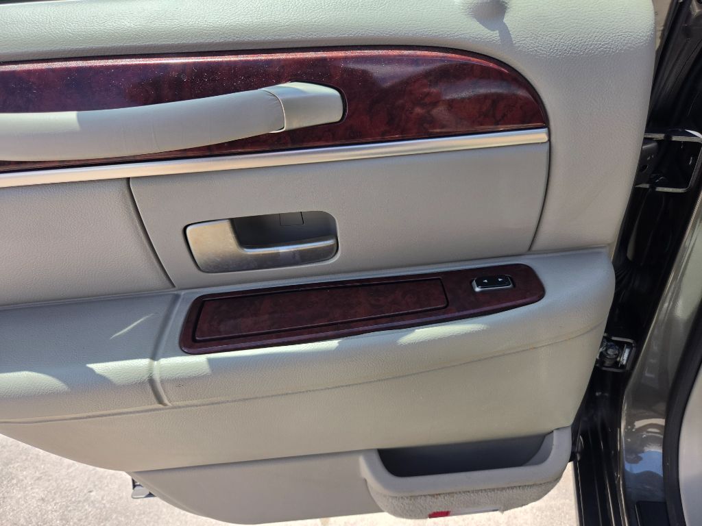 2003 Lincoln Town Car - $4,750