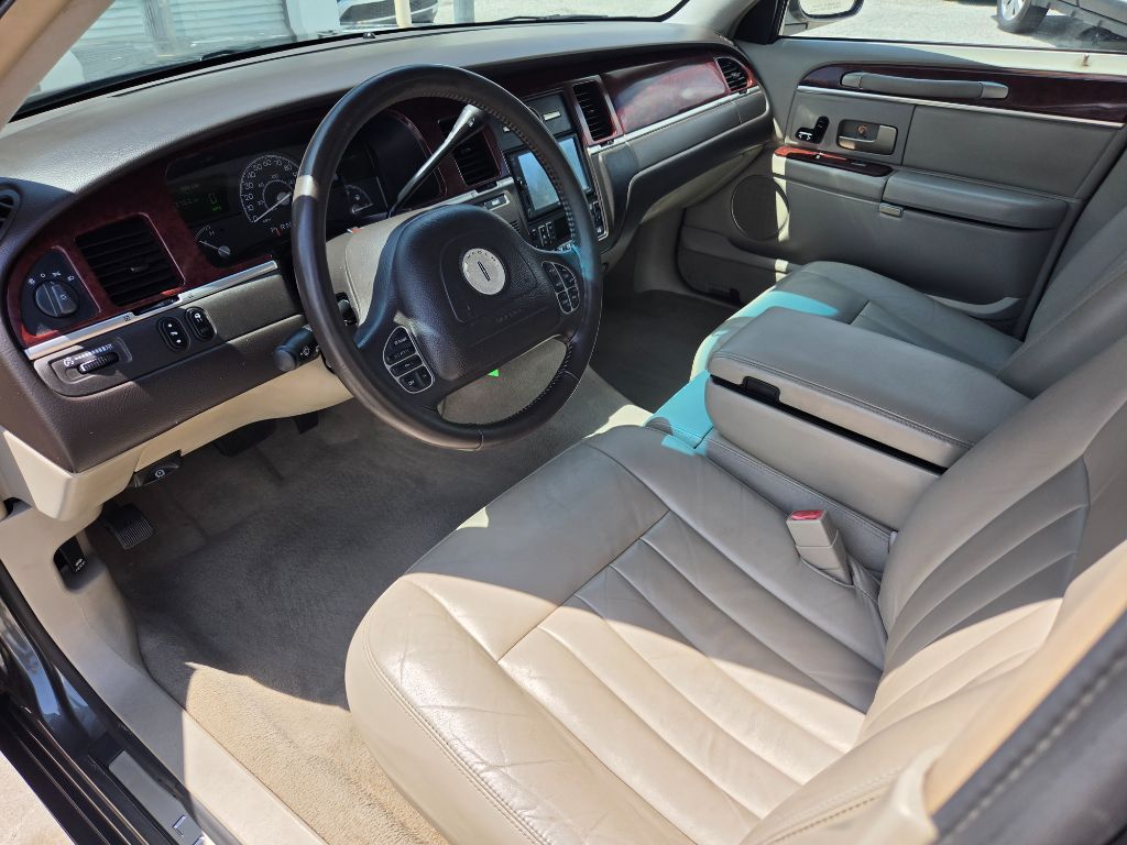 2003 Lincoln Town Car - $4,750