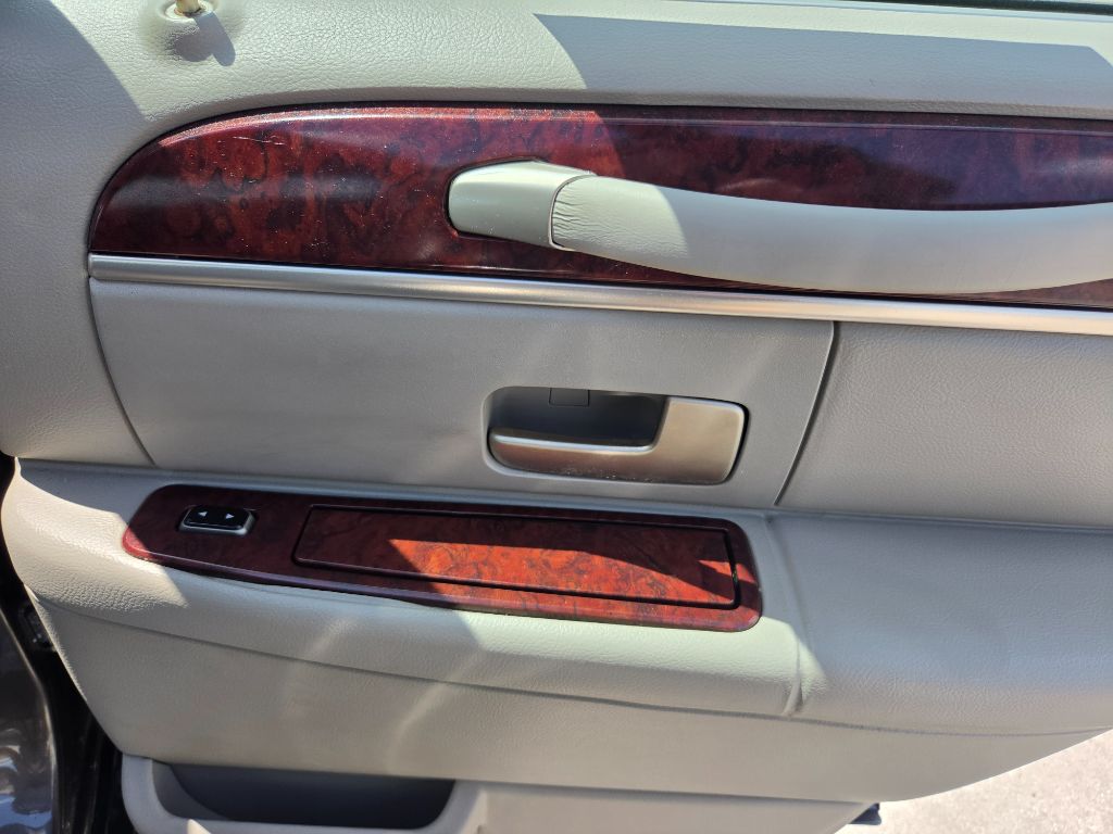 2003 Lincoln Town Car - $4,750