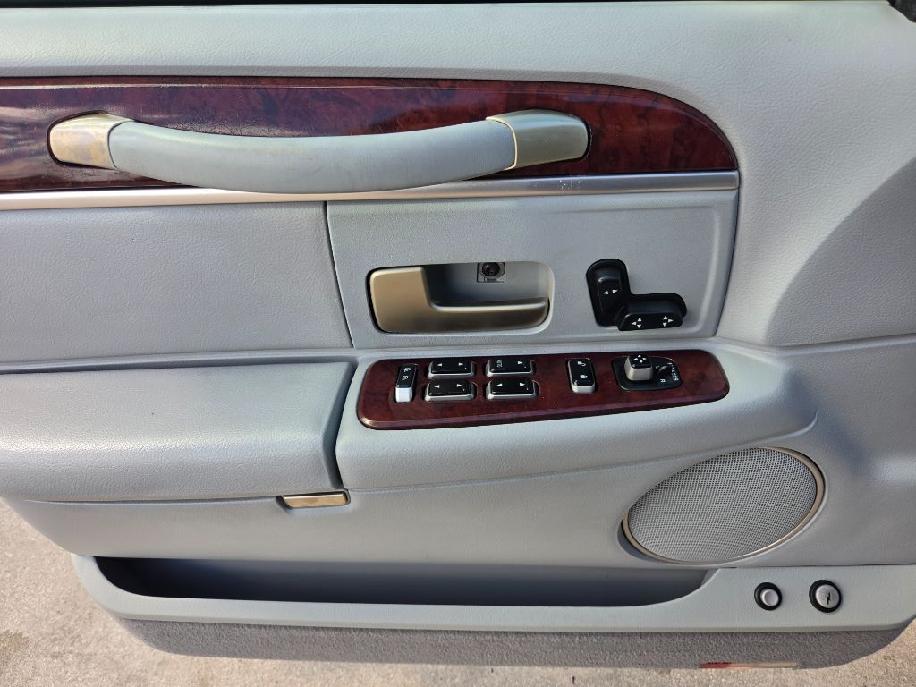 2005 Lincoln Town Car - $7,750