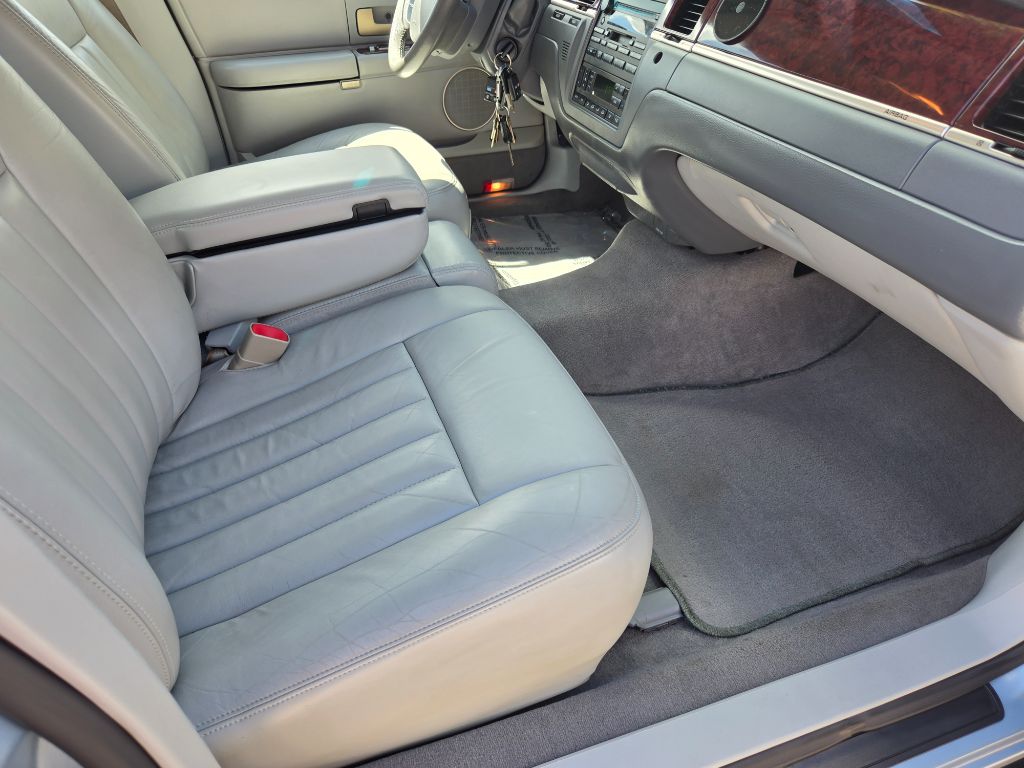 2005 Lincoln Town Car - $7,750