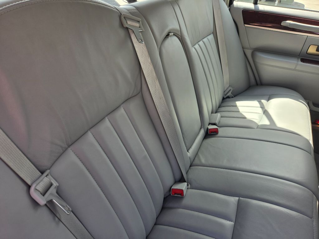 2005 Lincoln Town Car - $7,750