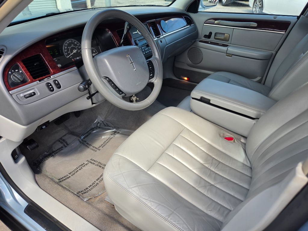 2005 Lincoln Town Car - $7,750