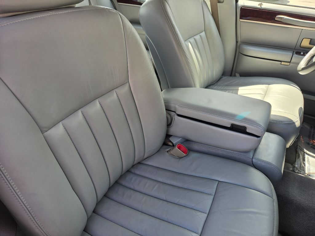 2005 Lincoln Town Car - $7,750