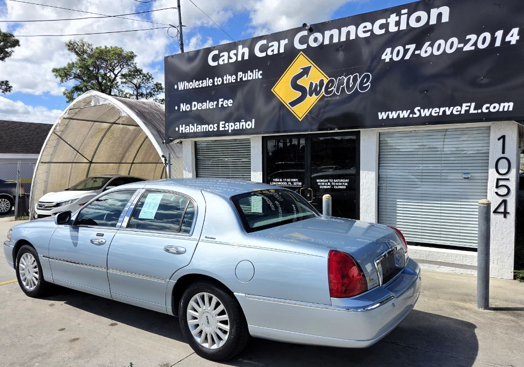 2005 Lincoln Town Car - $7,750