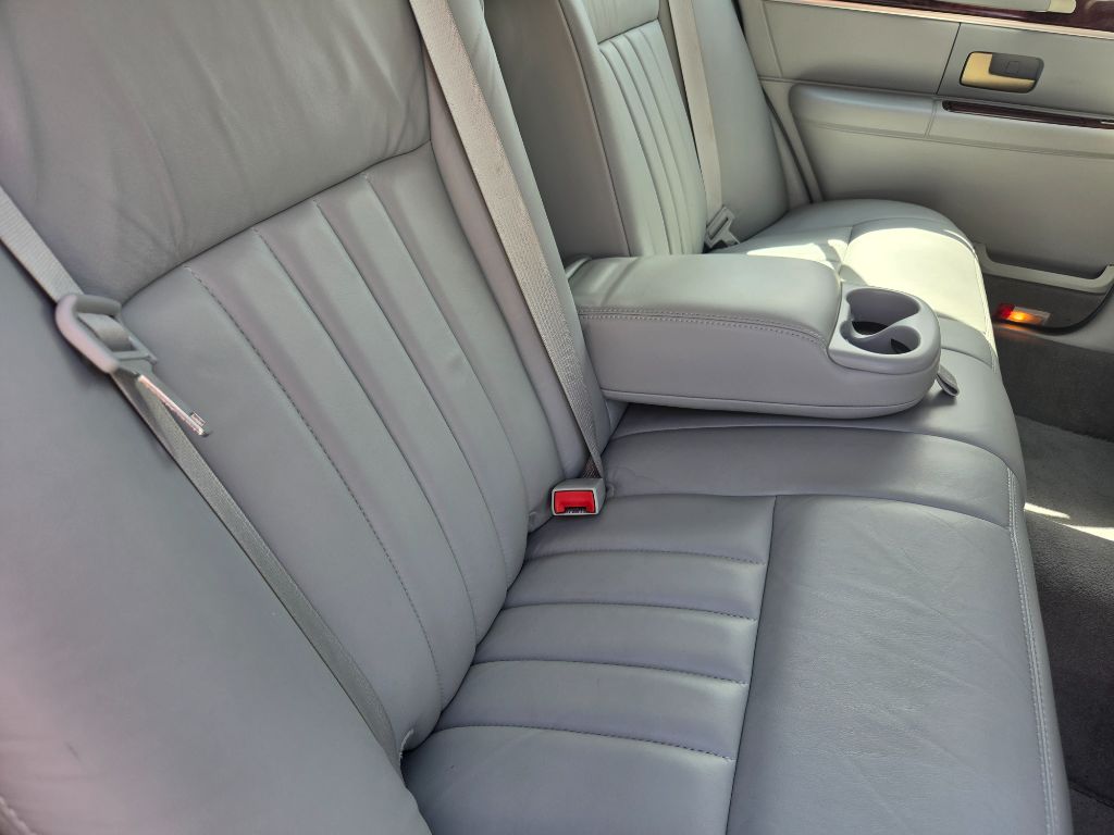2005 Lincoln Town Car - $7,750