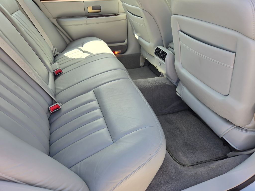 2005 Lincoln Town Car - $7,750