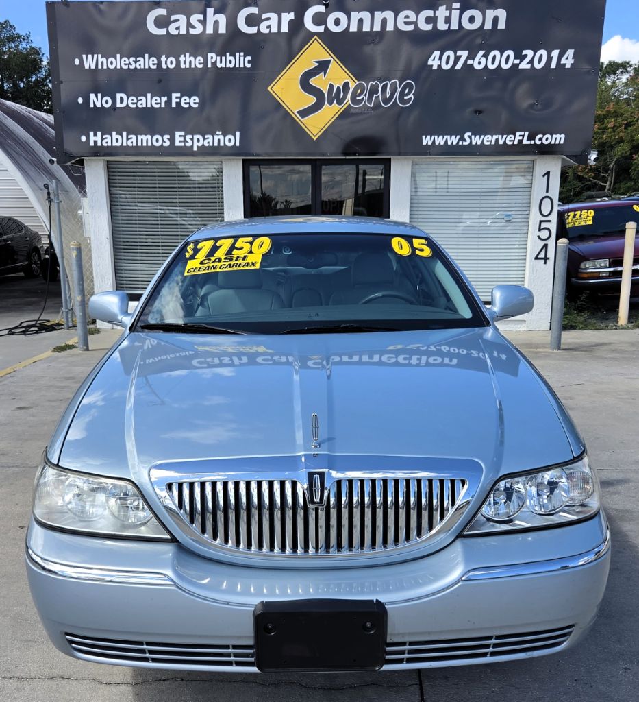 2005 Lincoln Town Car - $7,750