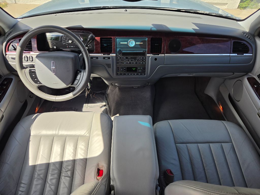 2005 Lincoln Town Car - $7,750