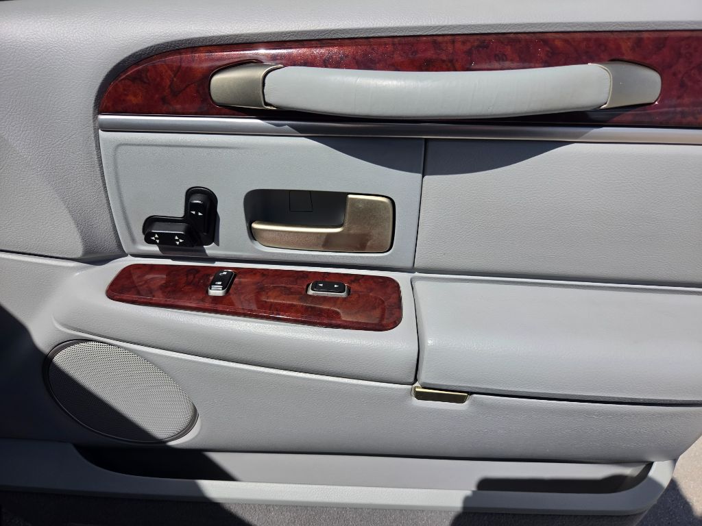 2005 Lincoln Town Car - $7,750