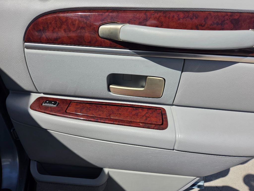 2005 Lincoln Town Car - $7,750