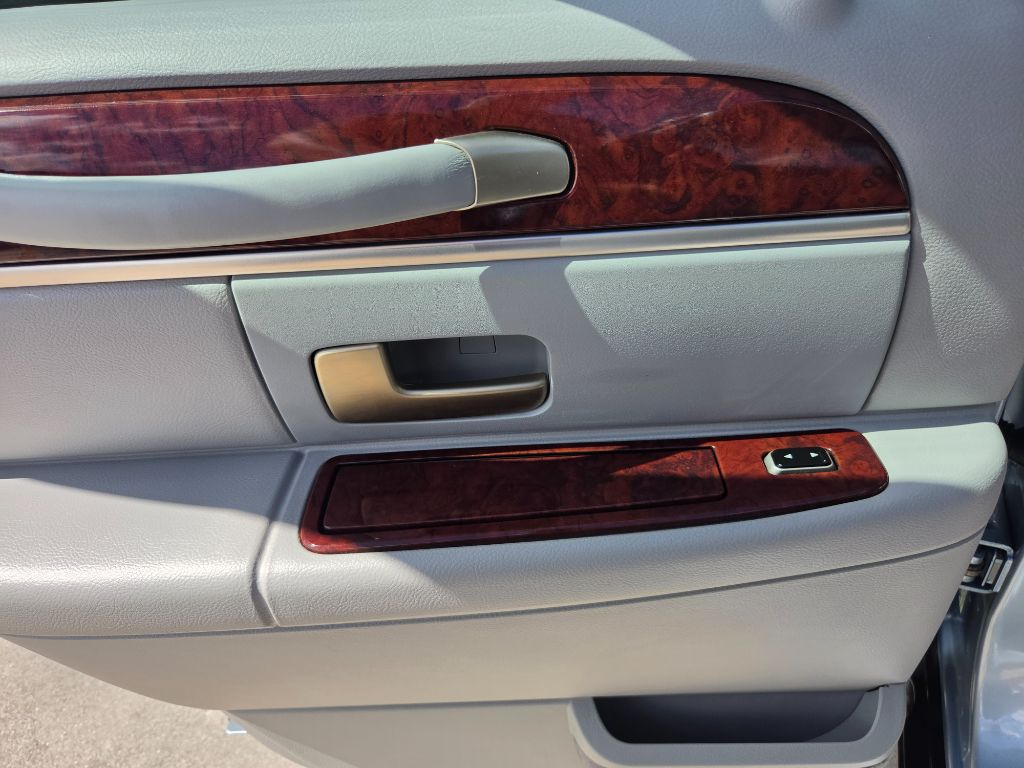 2005 Lincoln Town Car - $7,750
