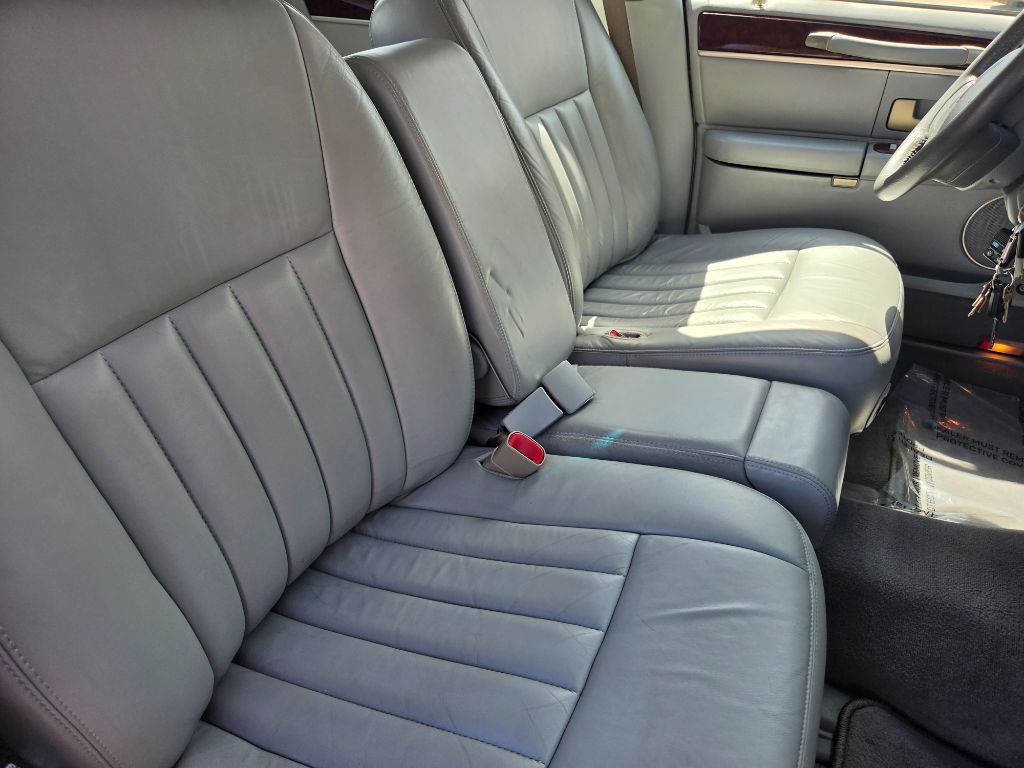 2005 Lincoln Town Car - $7,750