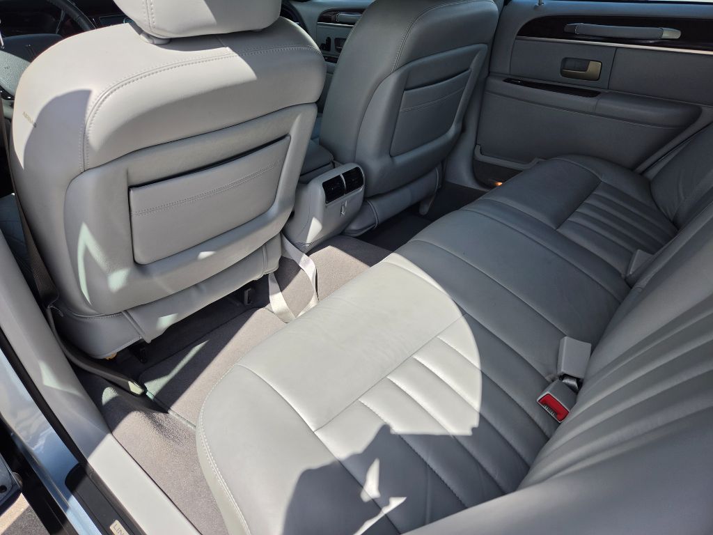 2005 Lincoln Town Car - $7,750