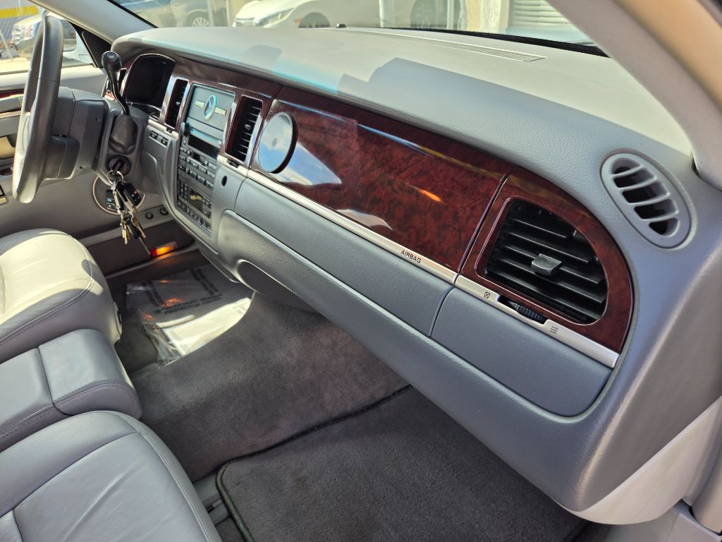 2005 Lincoln Town Car - $7,750