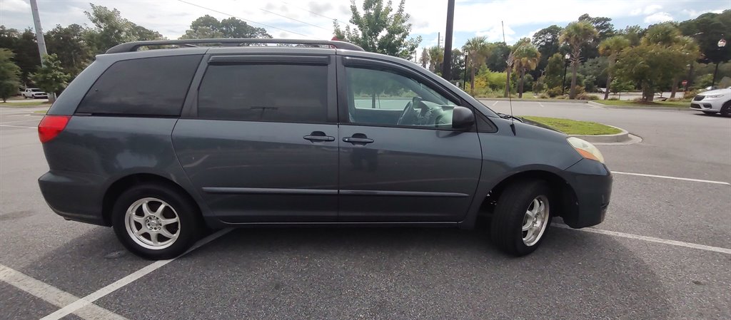 2006 Toyota Sienna - $5,899