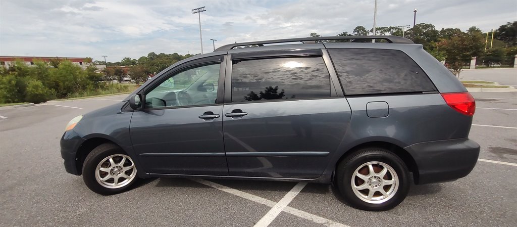 2006 Toyota Sienna - $5,899