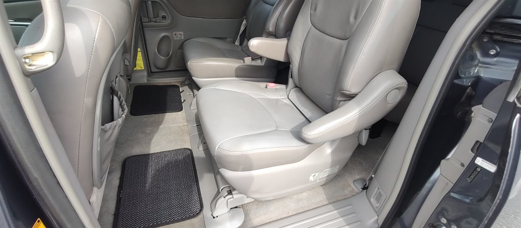 2006 Toyota Sienna - $5,899