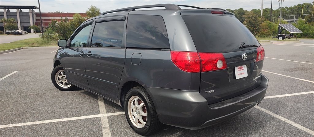 2006 Toyota Sienna - $5,899