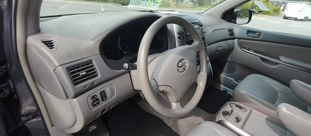 2006 Toyota Sienna - $5,899