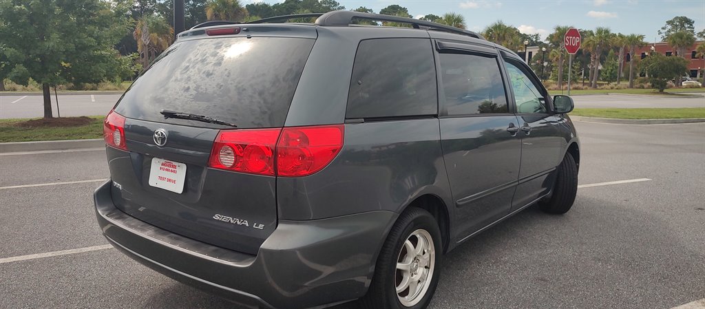 2006 Toyota Sienna - $5,899