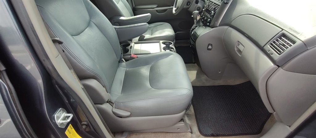 2006 Toyota Sienna - $5,899