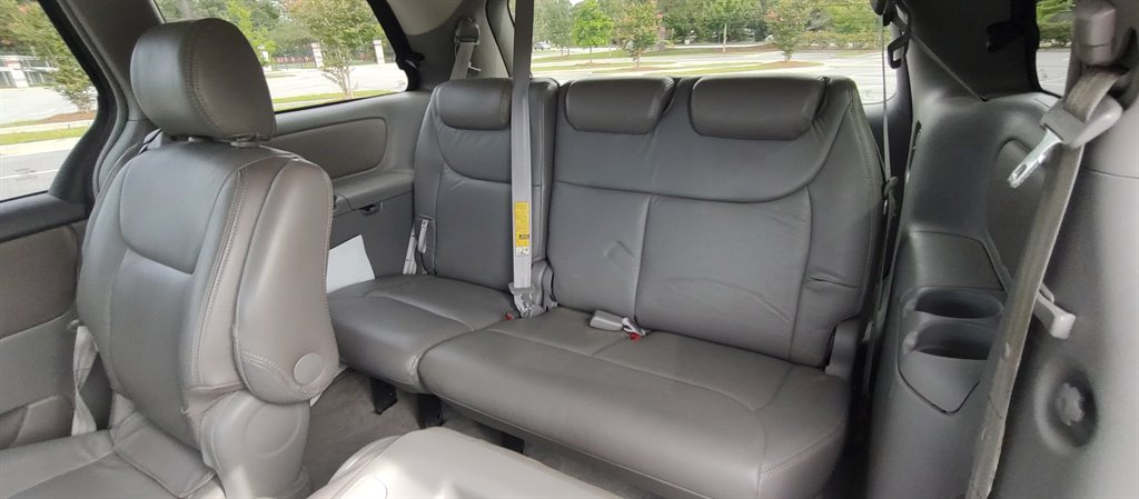 2006 Toyota Sienna - $5,899