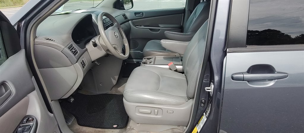 2006 Toyota Sienna - $5,899