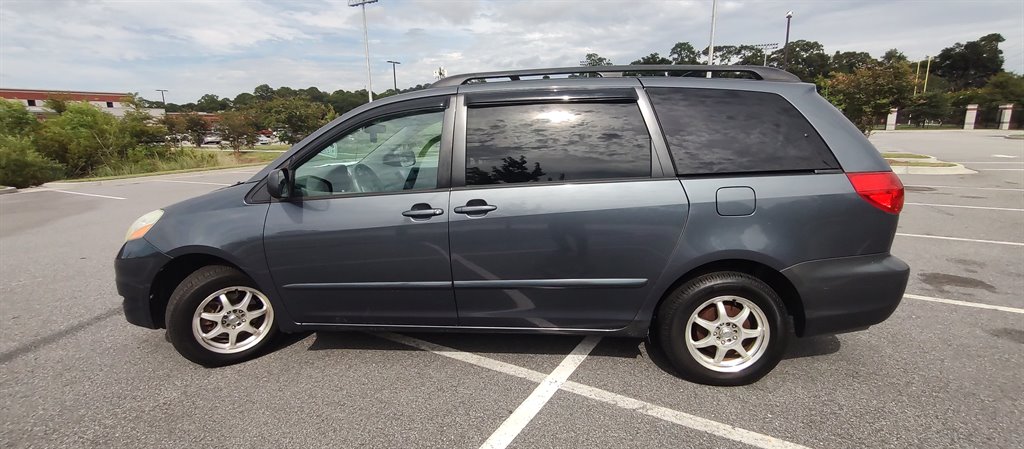 2006 Toyota Sienna - $5,899
