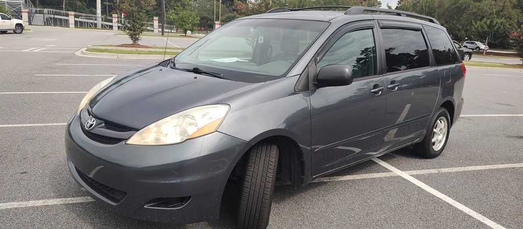 2006 Toyota Sienna - $5,899