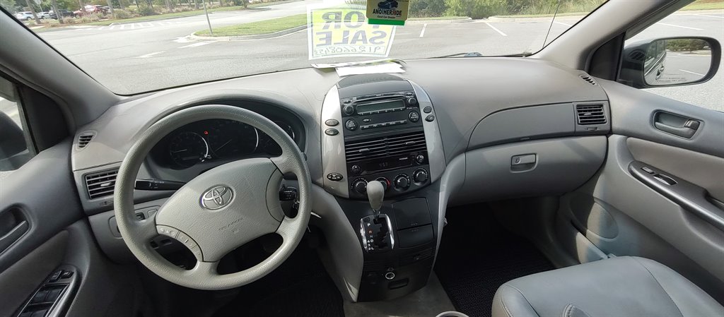 2006 Toyota Sienna - $5,899