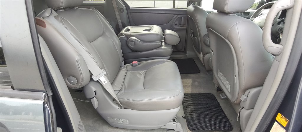 2006 Toyota Sienna - $5,899