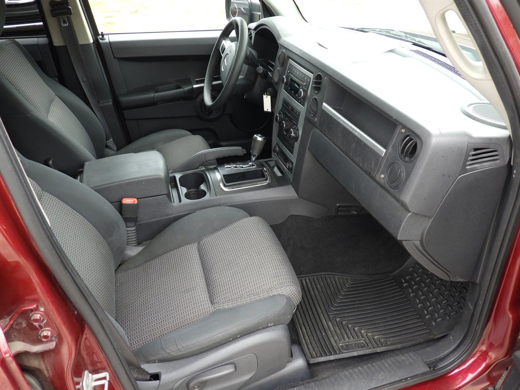 2008 Jeep Commander Sport photo