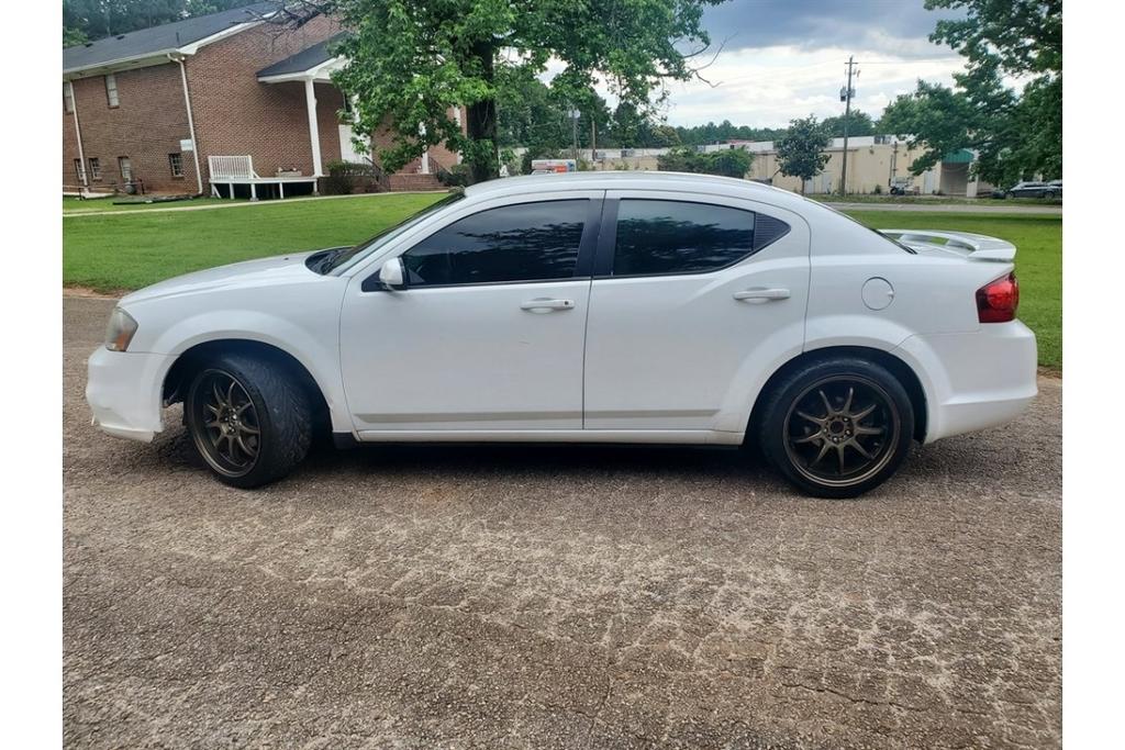 2013 Dodge Avenger SXT photo