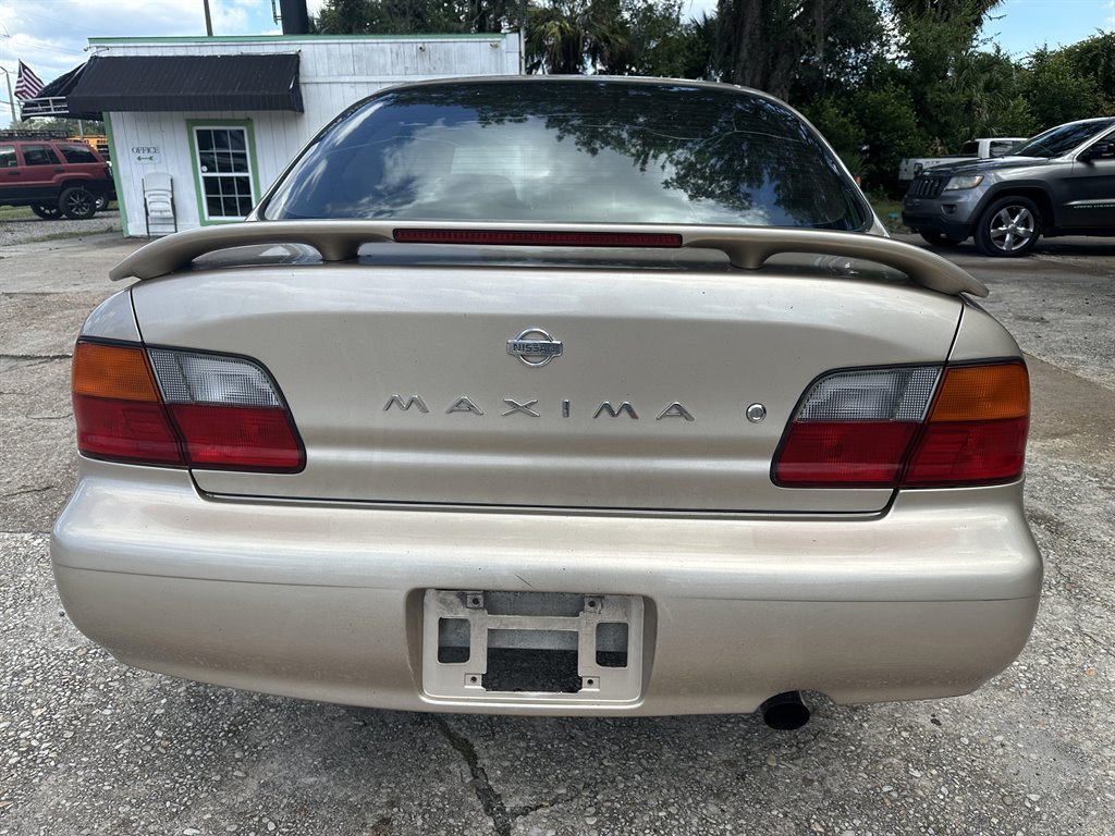 1995 Nissan Maxima GLE photo