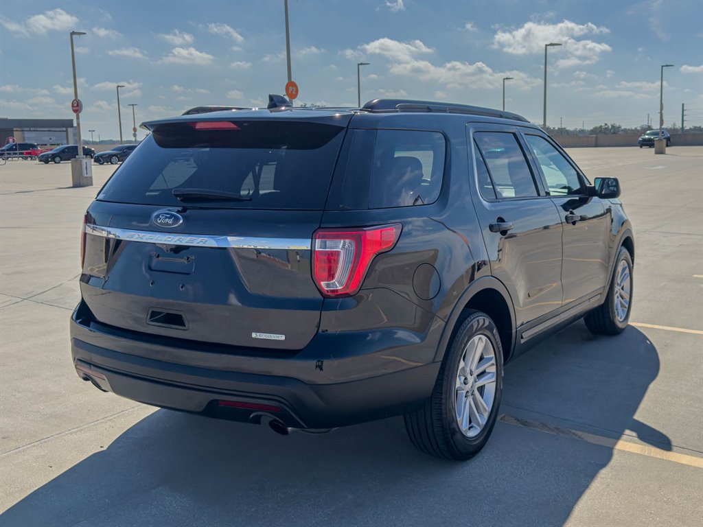 2017 Ford Explorer photo