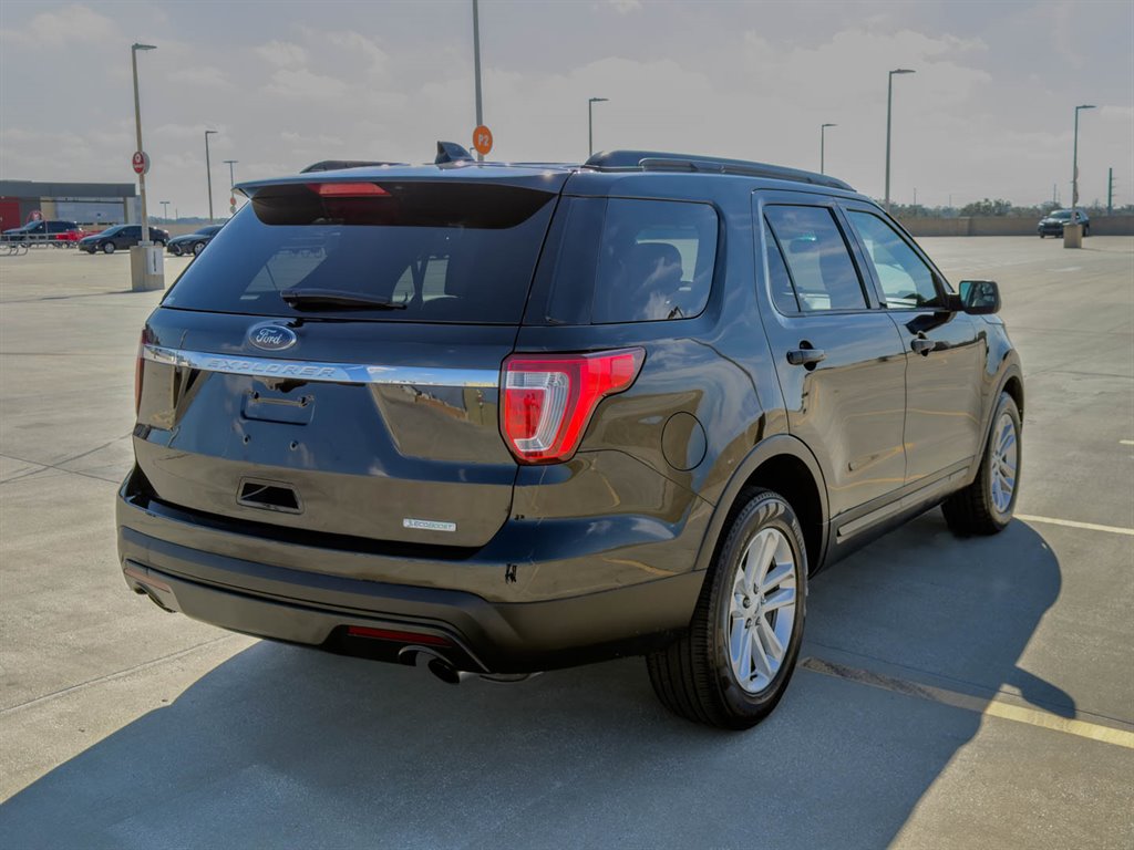 2017 Ford Explorer photo