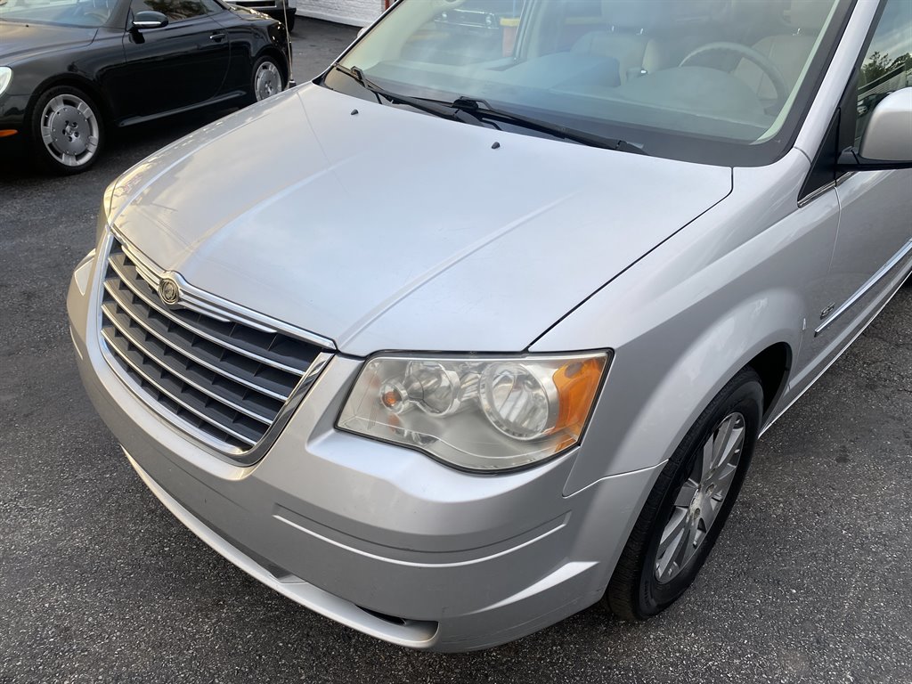 2009 CHRYSLER Town and Country Minivan - $9,980