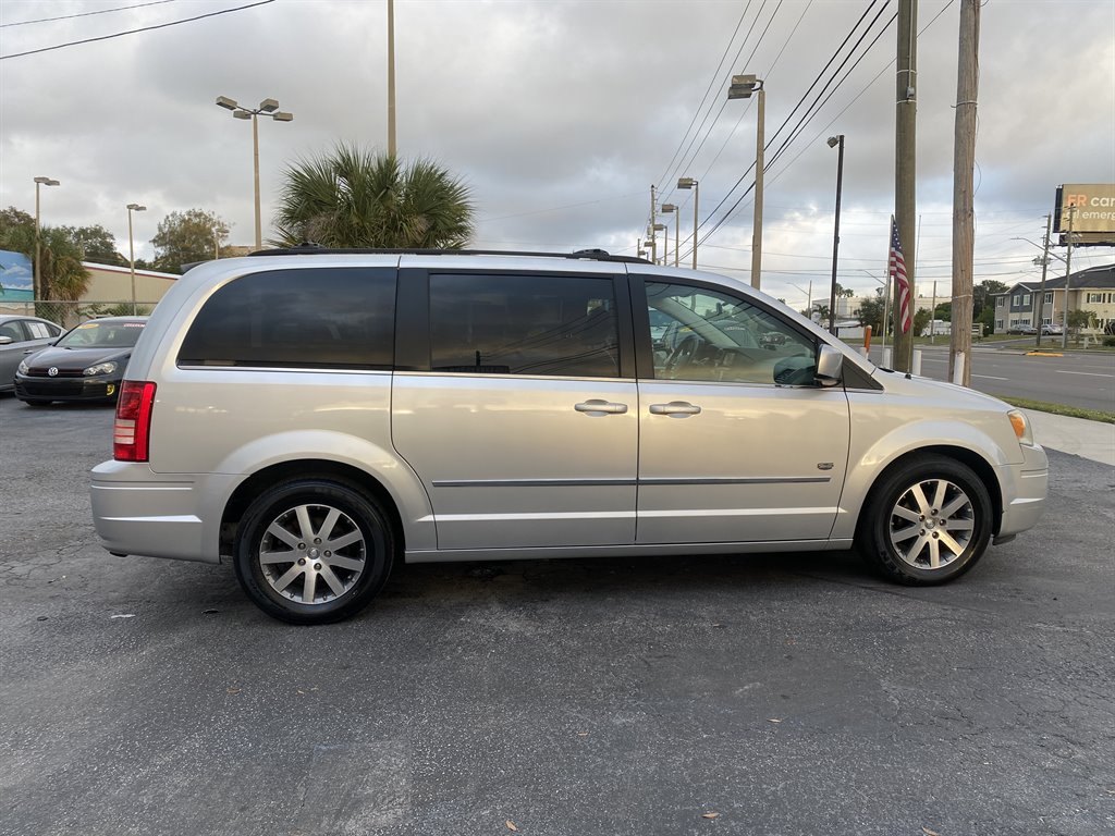 2009 CHRYSLER Town and Country Minivan - $9,980