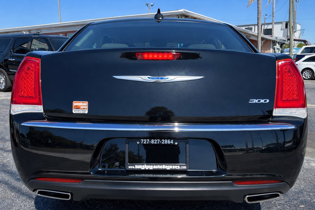 2022 Chrysler 300 - $17,980