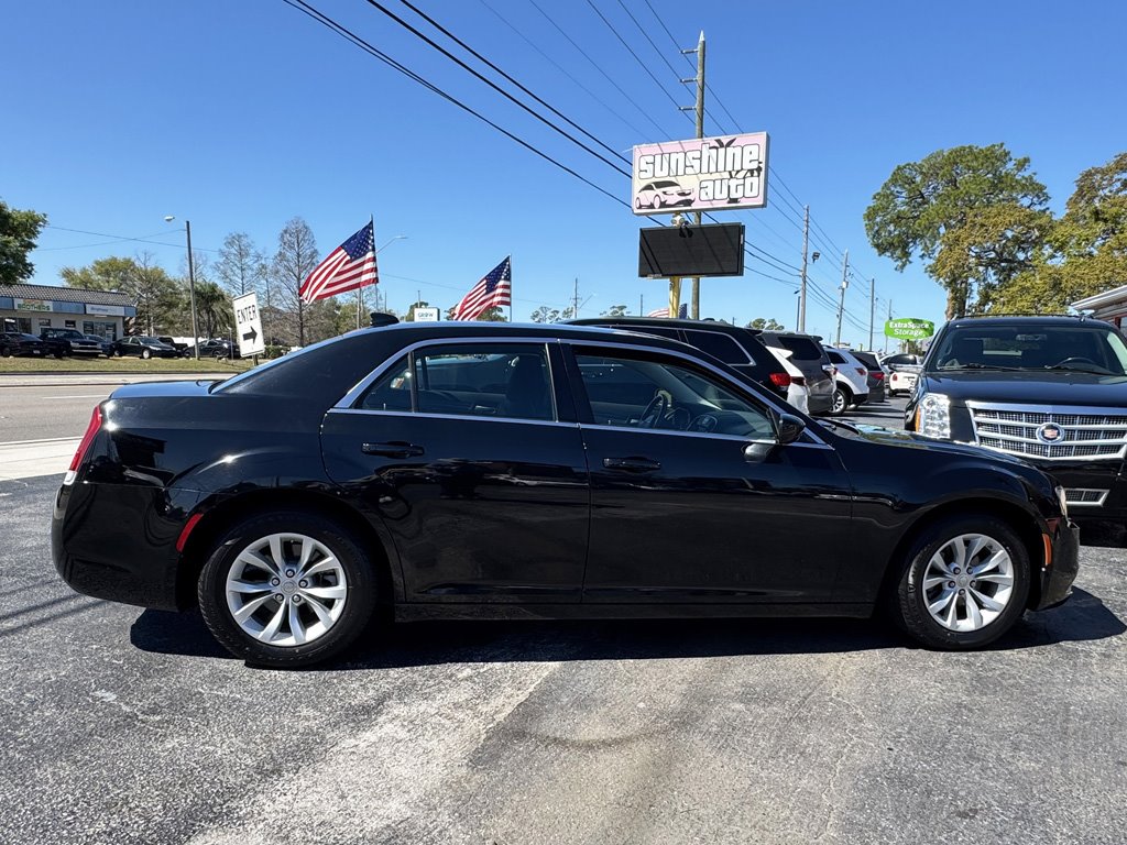 2022 Chrysler 300 - $17,980