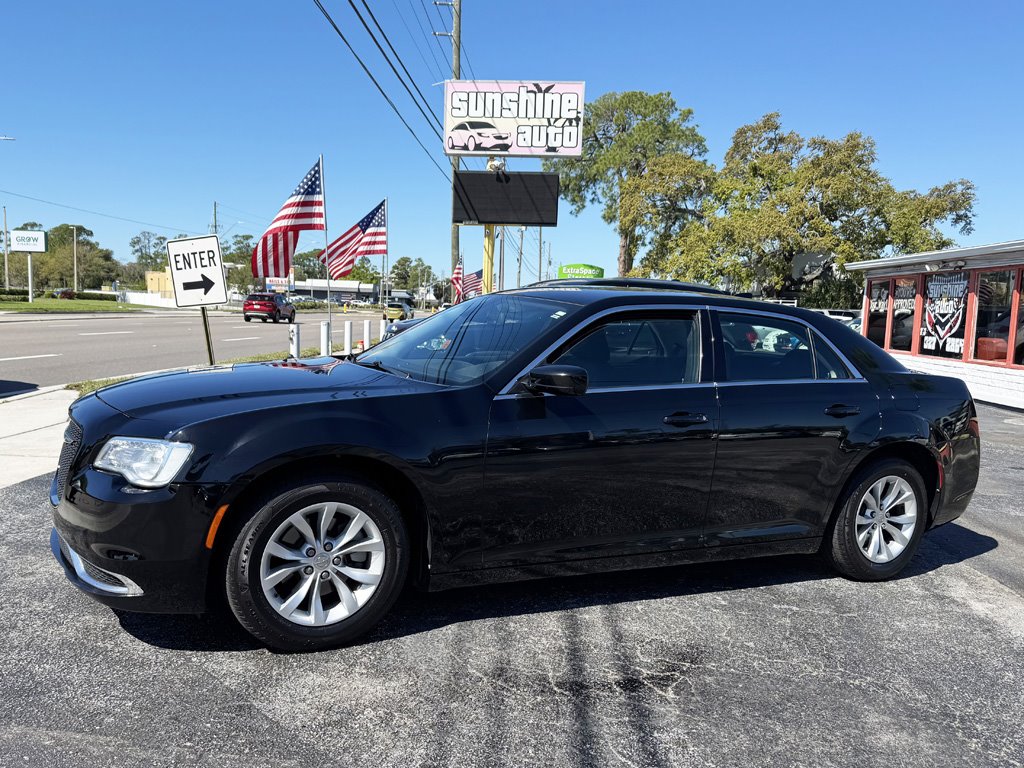 2022 Chrysler 300 - $17,980
