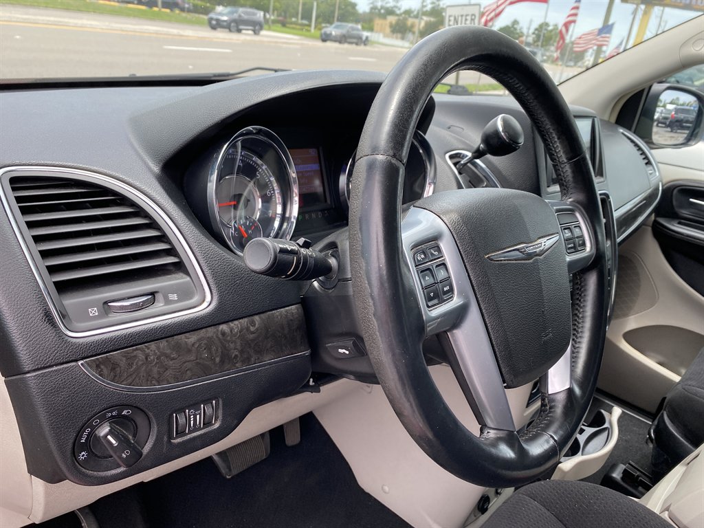 2011 Chrysler Town And Country - $7,980