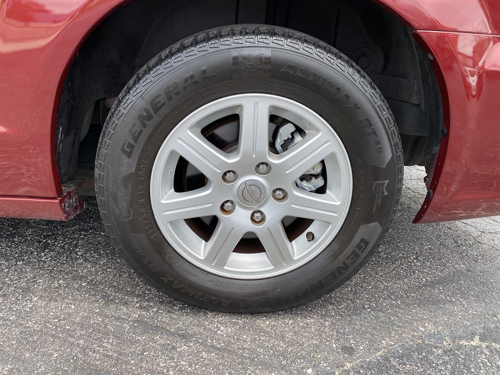 2011 Chrysler Town And Country - $7,980