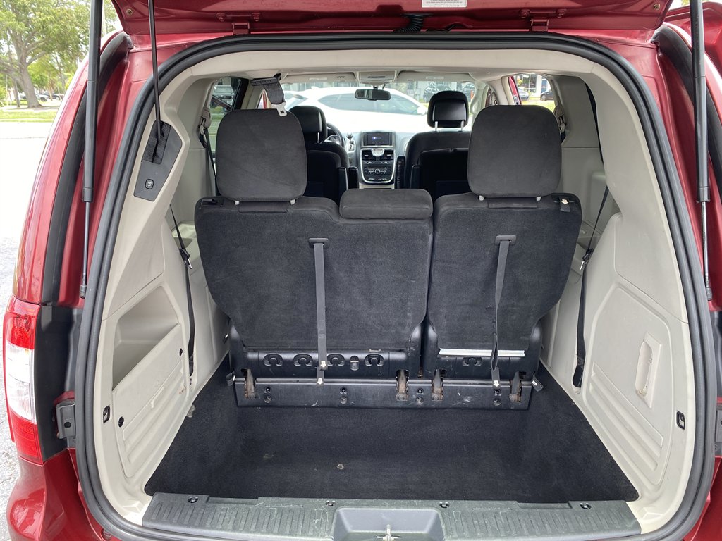 2011 Chrysler Town And Country - $7,980