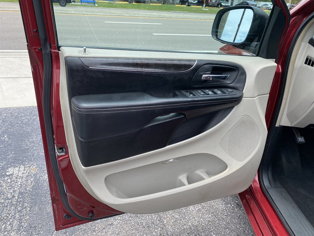 2011 Chrysler Town And Country - $7,980