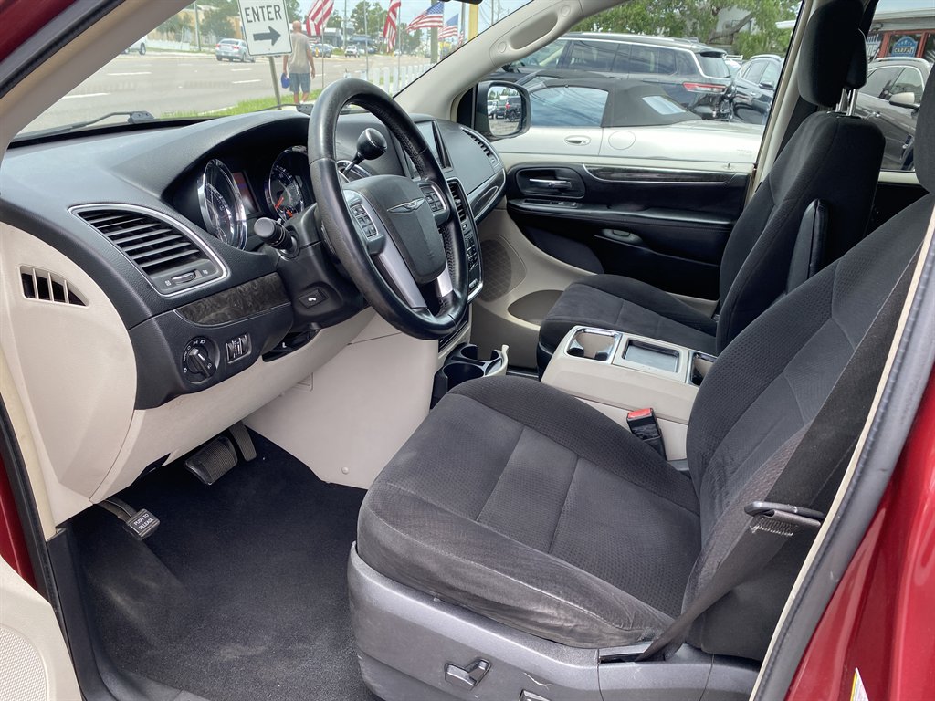 2011 Chrysler Town And Country - $7,980